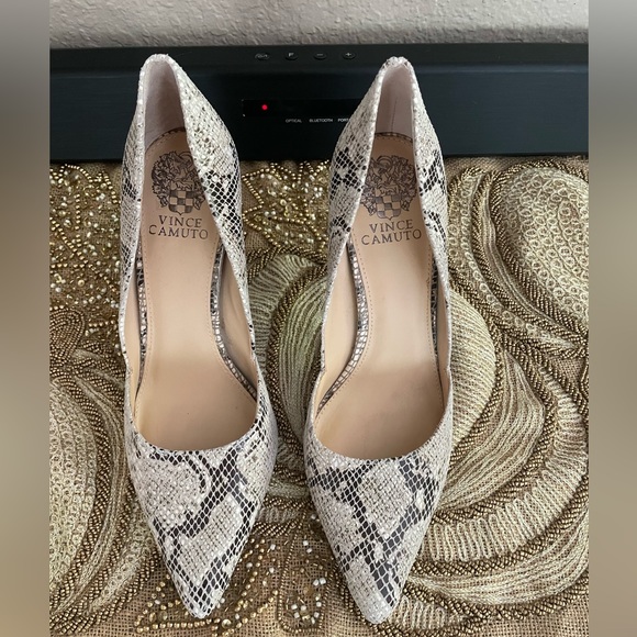 Vince Camuto Shoes - 🐍Vince Camuto stilettos🐍